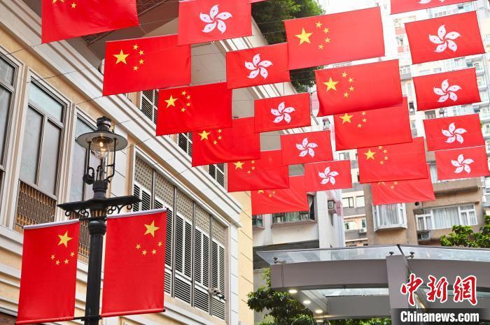 香港喜迎国庆中国红成最亮眼风景