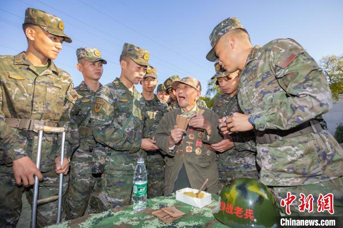 九旬战斗英雄重返军营官兵汲取奋进力量