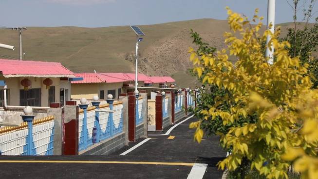 天祝县大红沟镇感恩亭边话党恩百花香里说变迁