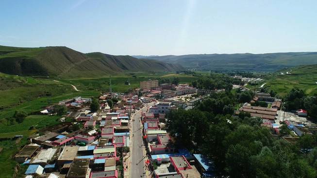 天祝县大红沟镇感恩亭边话党恩百花香里说变迁