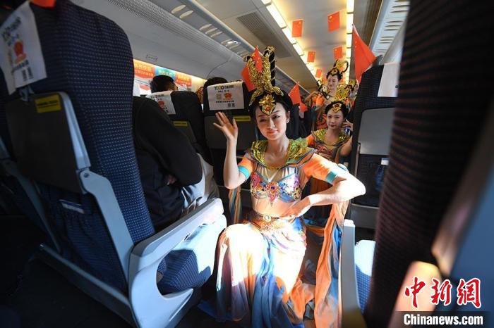 12月29日，在甘肃秦王川站首发的动车组列车上列车员演绎自编自演的民族舞蹈。图为敦煌舞表演。　杨艳敏 摄