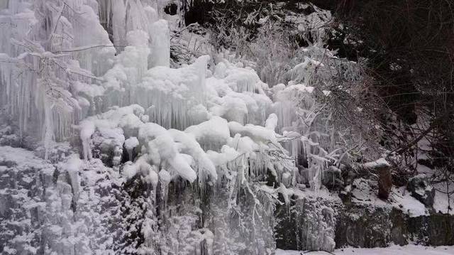 积石山县大墩峡的雪景图片