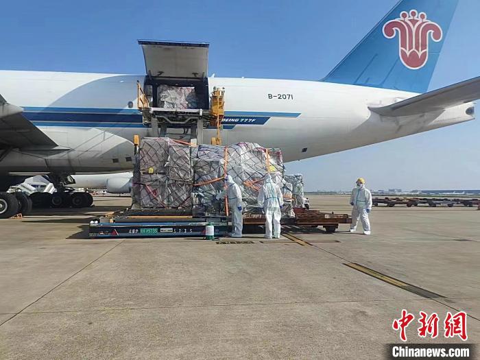 南航在上海恢复货机运行上跨入新阶段 杨宇轩 摄