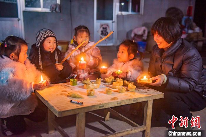 2月2日晚，在山东日照莒县夏庄镇大荒村，宋玉霞和家人点亮“面灯”。　陈光金 摄