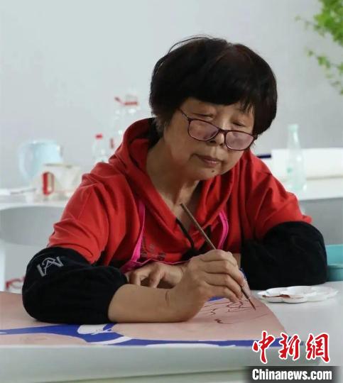 【十年@每一个奋斗的你】浙江海宁71岁农民画家：从留住乡愁到绘就“美丽乡村”
