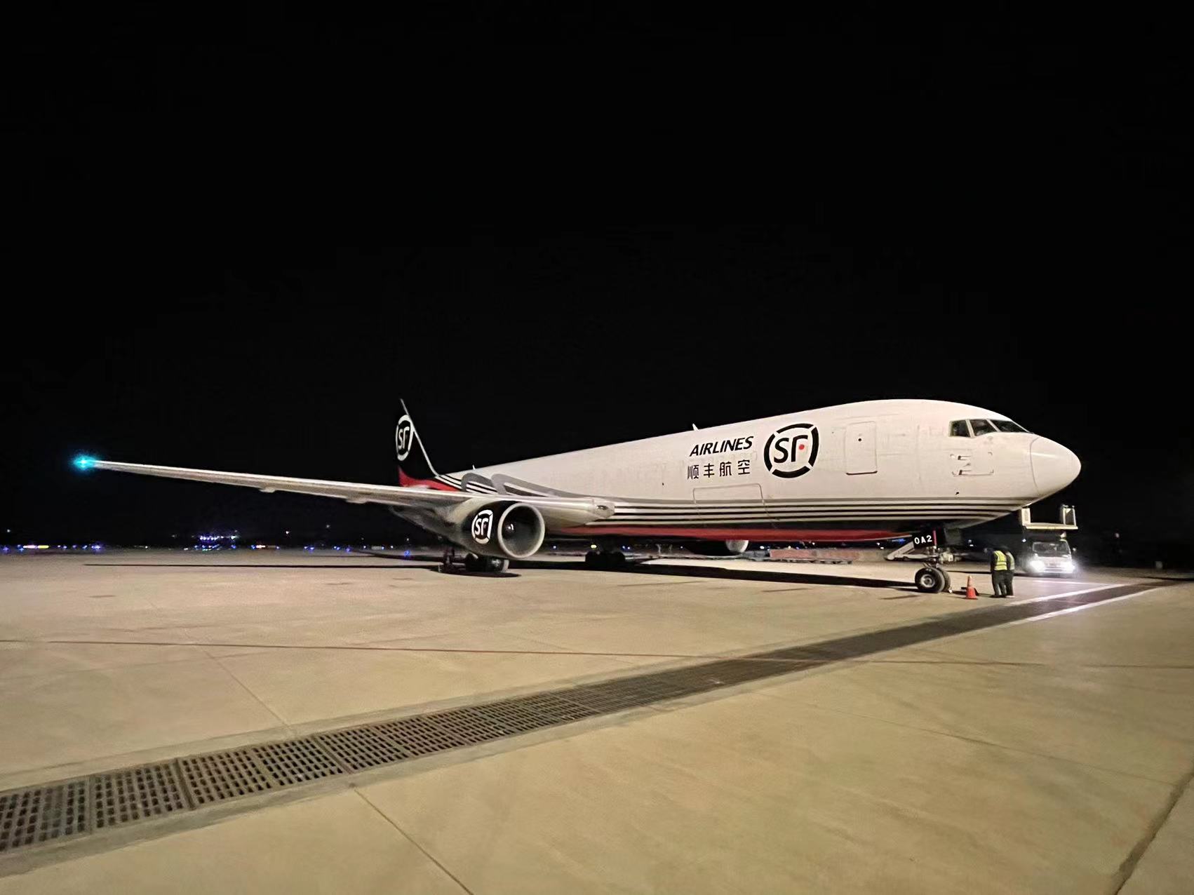首架波音767全货机落地兰州中川国际机场